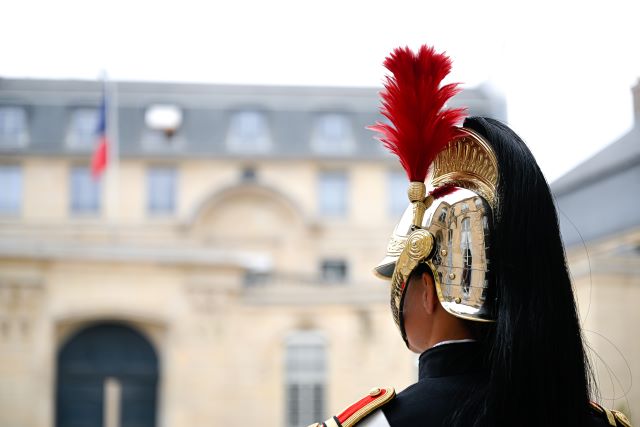 フランス新首相にベル―氏