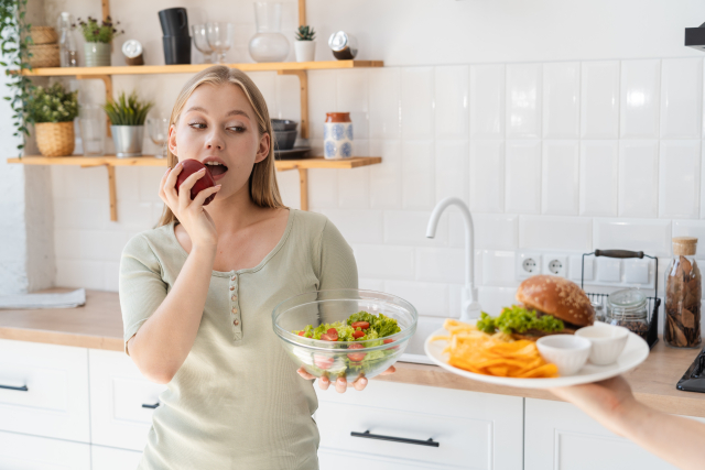サラダを食べる女性