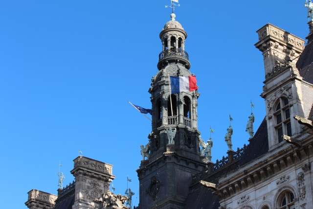 フランス　パリ　市庁舎　国旗