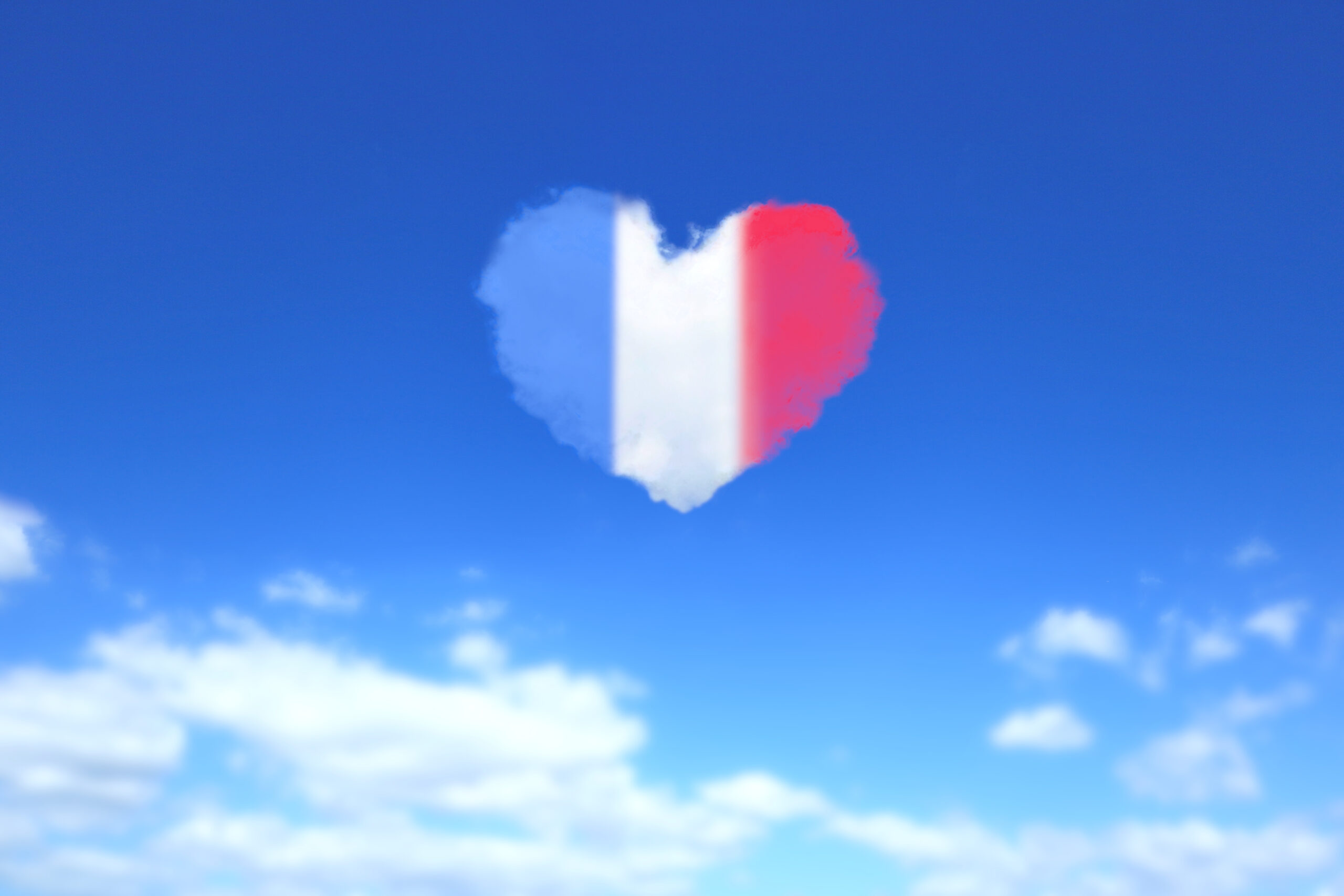 フランスの旗色のハート形の雲が広がる青空
