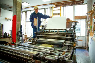 ATELIER-DE-LITHOGRAPHIE-Le-Garage-Litho-c-Les-Fripons