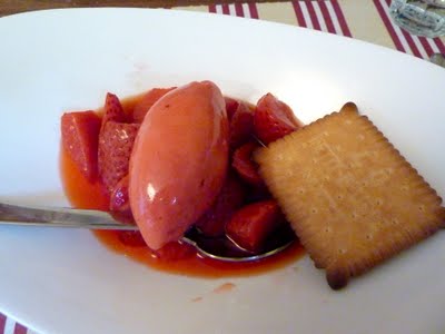 苺のバニラ風味と自家製の苺ソルベ