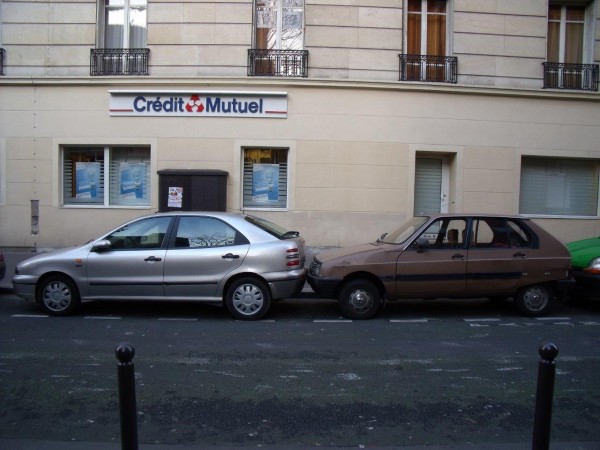 パリの駐車場情報 フランス人の芸術的 驚愕の車庫入れテクニック France 365 最新のフランス旅行情報 現地情報