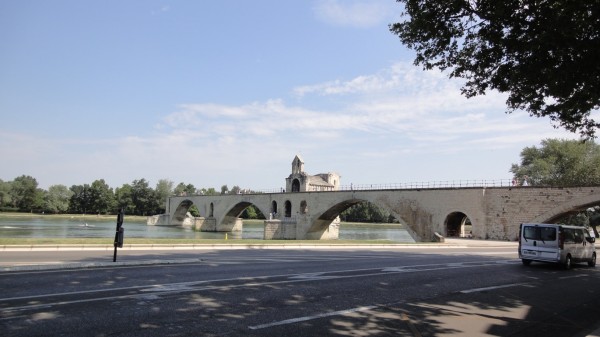 アヴィニョンへの行き方は 世界遺産サン ベネゼ橋が見える公園も France 365 最新のフランス旅行情報 現地情報
