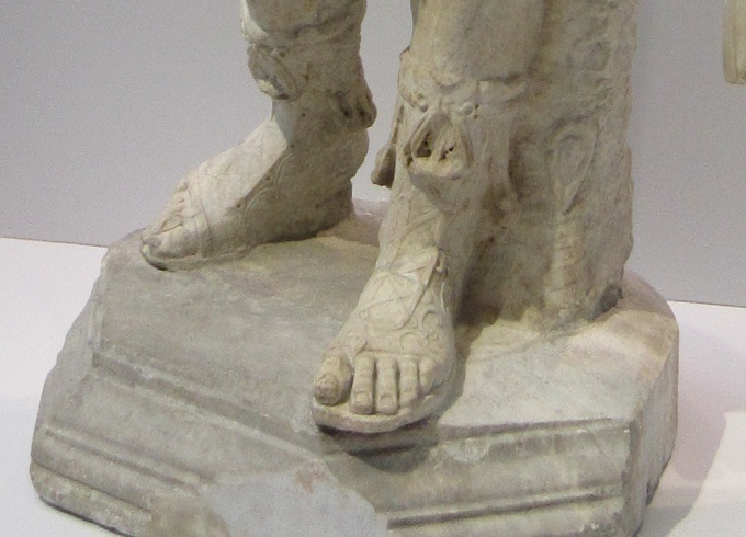 古代彫刻の足