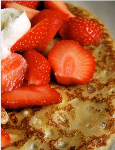 Crèpes+rhubarbe+et+fraises,+crème+épaisse+d'Isigny+bd4