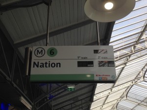 パリの駅の看板