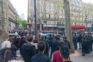 レピュブリック広場で中華系住民が警察に対してデモ　パリ