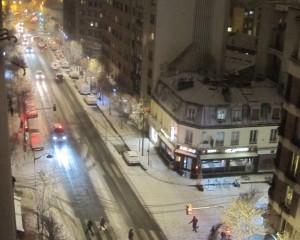 記録的大雪で交通機関がマヒ　フランス
