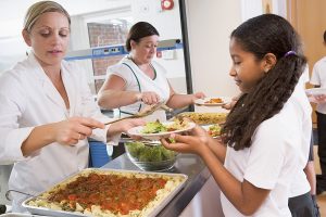 ５月21日　７割の子供が学校の食堂で毎日肉・魚を食べているとの調査結果