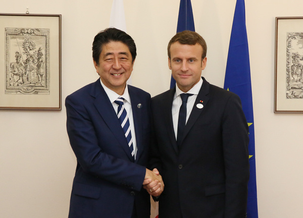 Shinzō_Abe_and_Emmanuel_Macron