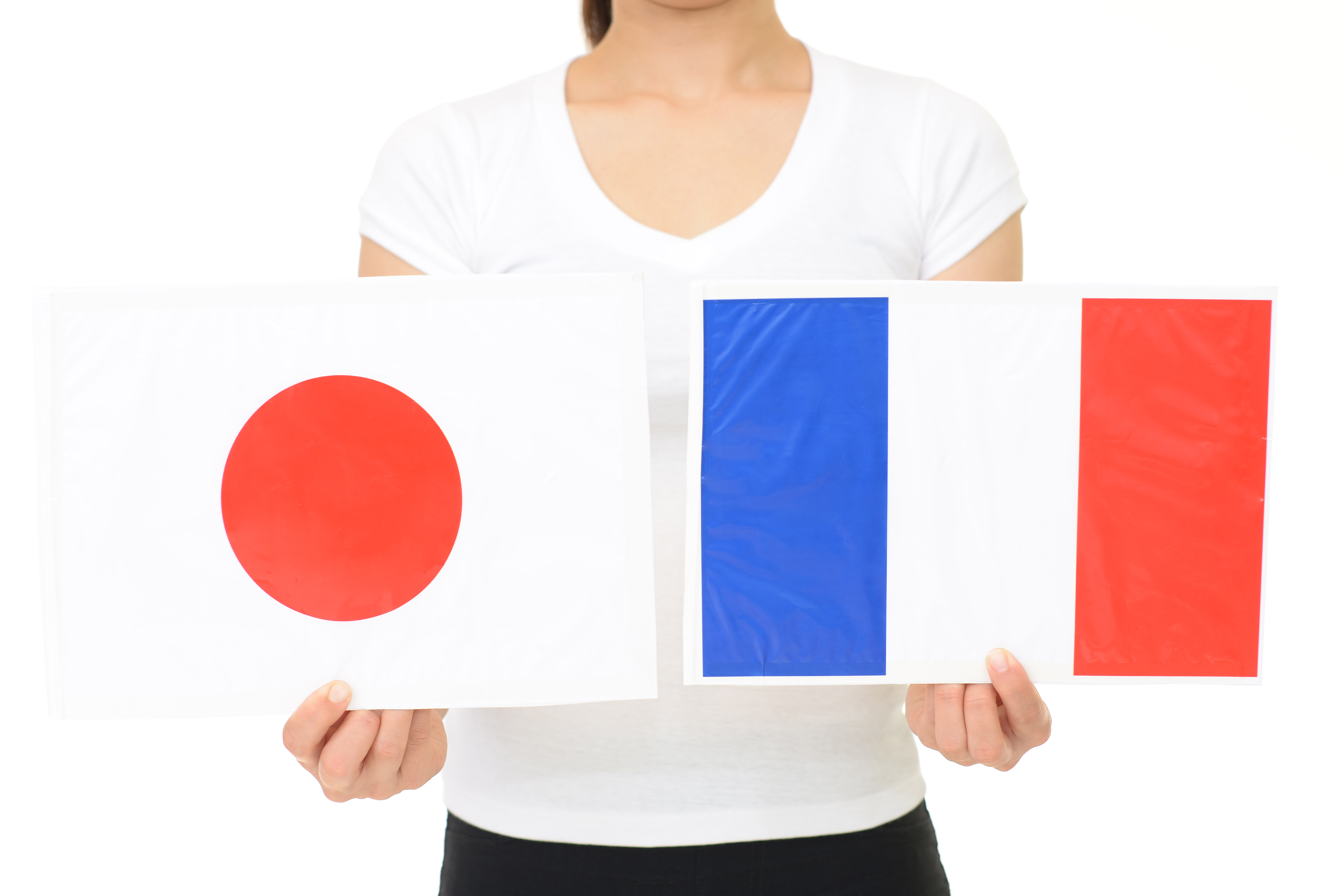 日本とフランスの国旗を持つ女性