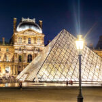 フランス　ルーブル美術館　ライトアップ