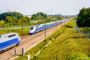 フランス高速列車TGV  遅延で乗客10時間閉じ込め　クラスター懸念