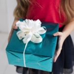 プレゼントを持つ女の子　母の日
