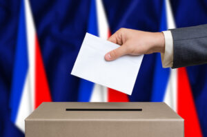 分断のフランス「勝ち組」と「負け組」対決　24日、フランス大統領決選投票