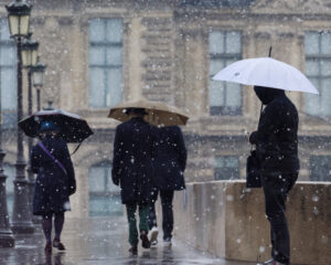 フランス　４月なのに寒波再来　パリでも雪