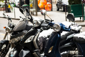 脱炭素　パリで二輪の駐車が９月より有料化　電動バイクは無料