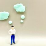 悩む人