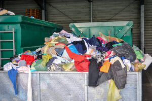 フランス  衣料ゴミを2027年に半減、リユース、リサイクル率50％目標