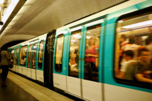 パリ地下鉄定期代　12％の大幅値上げに抗議デモ
