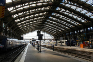 フランス大規模スト再び　国鉄・パリ地下鉄・学校・製油所　特別年金制度の抹消も争点