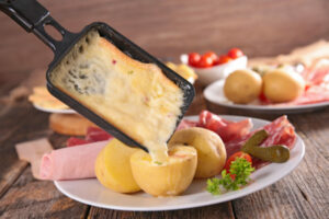 フランスの郷土料理ラクレットとは？！濃厚チーズを楽しむ冬の逸品！