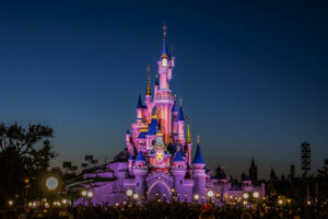ディズニーランド・パリで従業員スト、園内でデモ行進　明日３日も