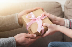 フランス人が贈り物をする時期は？人気のプレゼントや失敗しない選び方！