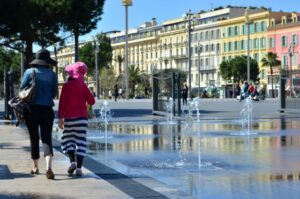フランス観測史上もっとも気温の高い6月 エアコンなき猛暑対策いかに?