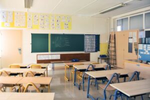 フランス を覆う「熱のドーム」　猛暑で学校も休校