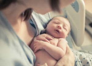 フランス 戦後初　死亡が出生を上回る人口自然減　少子化が加速