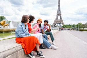 フランス 外国ルーツ4人に1人、それでも親の母国語話さず