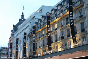 パリの老舗百貨店に中国のSHEINが実店舗オープン、非難轟々もすでに５万人集客