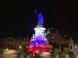 パリ同時多発テロから10年　「忘れない」パリ市民