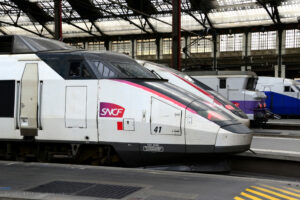 TGVに「ノーキッズ・クラス」？フランス国鉄SNCFに批判、導入は合法か