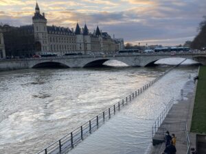 遊歩道が水没…冬に増水するパリのセーヌ川とその理由