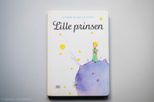 『星の王子さま』が今年で80周年　フランスで世代を超えて愛されるワケ