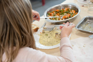 パリの学校給食、1万7000人が無料に　対象外は据え置き