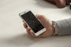 フランスでiPhoneが壊れた際の修理方法は？
