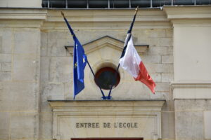フランス来年度教育予算10億ユーロ増案も、政府は高校生のデモ鎮静に苦慮